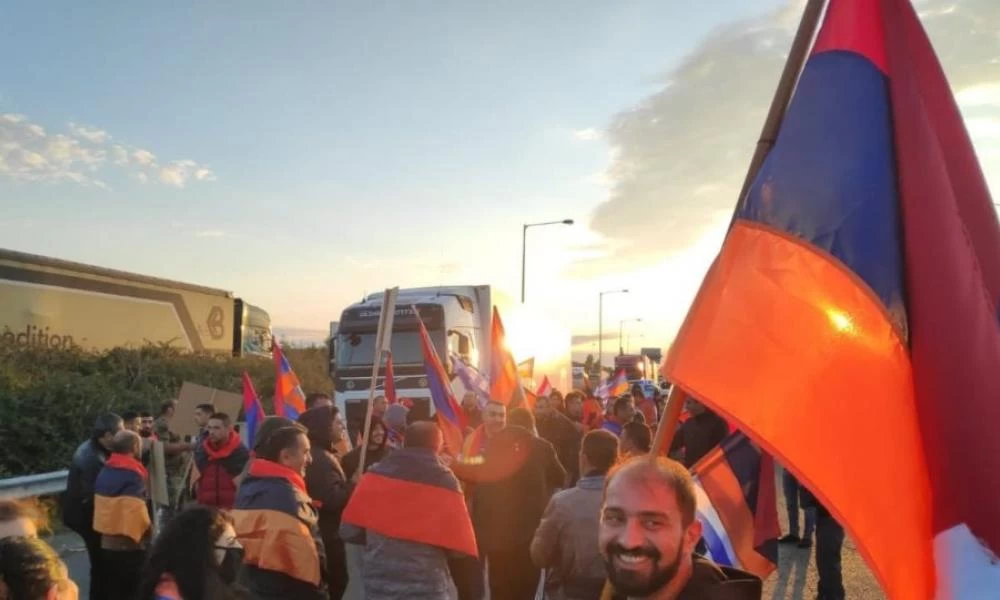 Έλληνες και Αρμένιοι κλείνουν το τελωνείο των Κήπων – Κατά του πολεμοχαρή Ερντογάν (βίντεο)